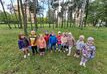 Cała grupa mięknie pozuje do zdjęcia. Ślicznie dzisiaj pomogli w sprzątaniu świata.
